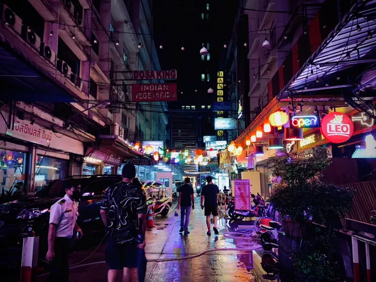 下過雨的夜晚曼谷街頭