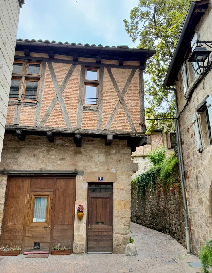 街道上都是老房子