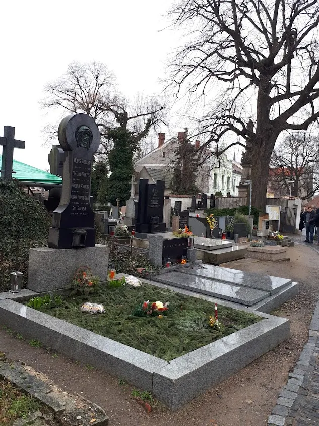 <真人人骨教堂外的墓地>