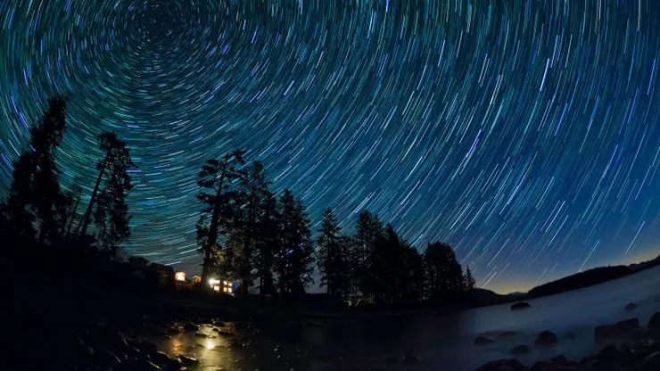 夜晚的星空有種醉人的美，利用拍攝技巧可捕捉到的自然。