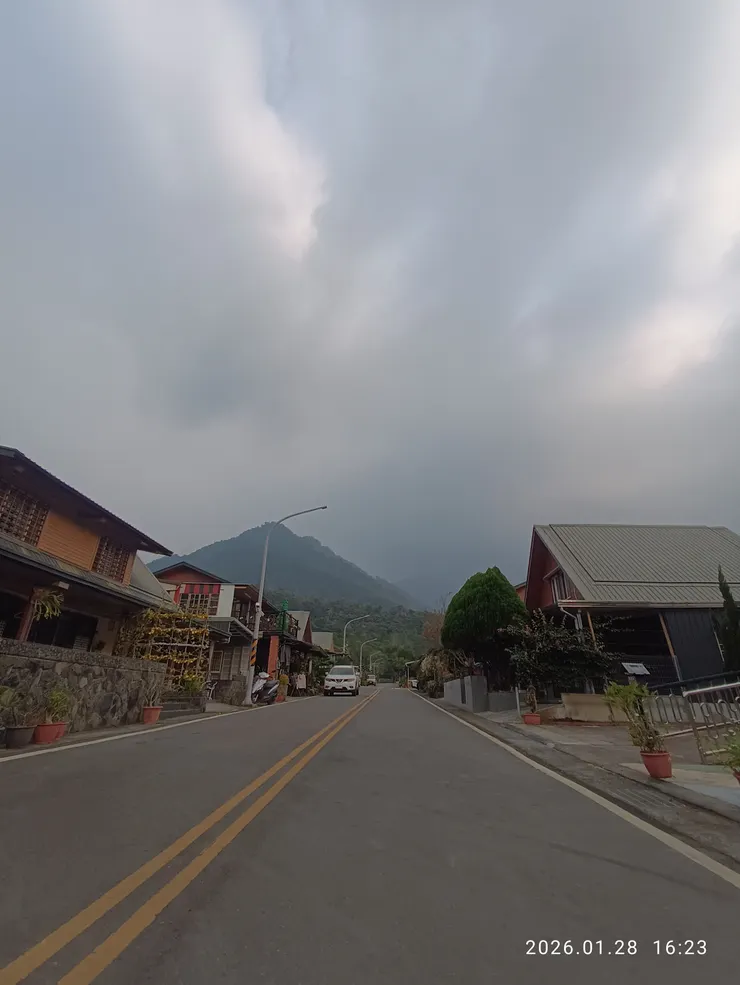 漸行遠靜逐流雲