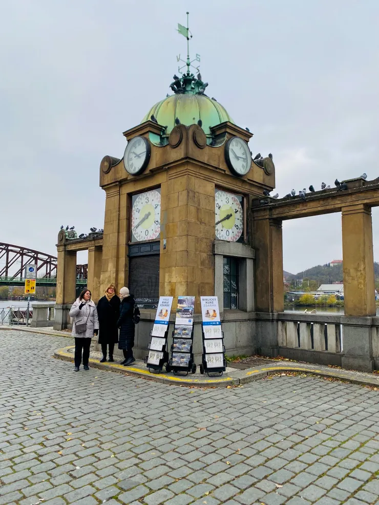 ▲路面電車站 Vyton 後方的一口鐘 Limnigraf na Výtoni，上面的鐘面顯示現在的時間，下面的錶面指出目前伏爾塔瓦河的水位。