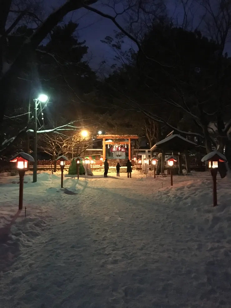 晚上的神社祕境，的確有那種在日系輕小說中的感覺。
