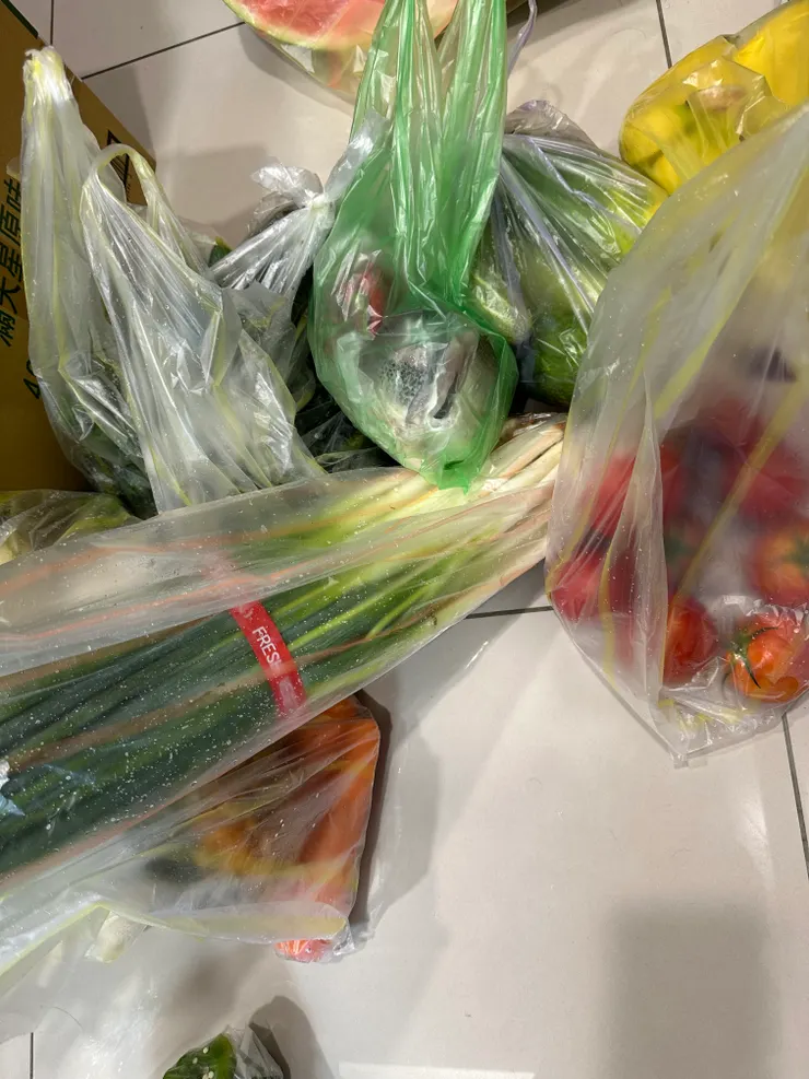老公已經在傳統市場買好菜回家；他說自己只花380元（還有半顆大西瓜🍉）
