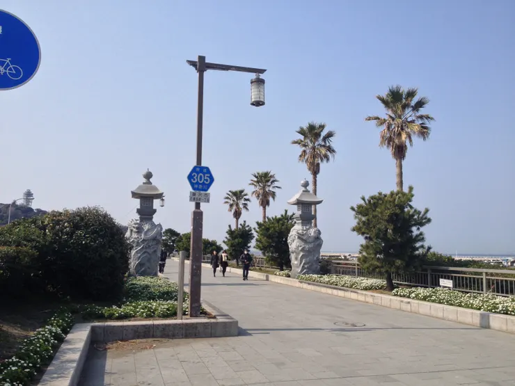 徒步走向江之島上的連接人行陸橋