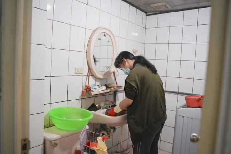 志工刷洗浴室。