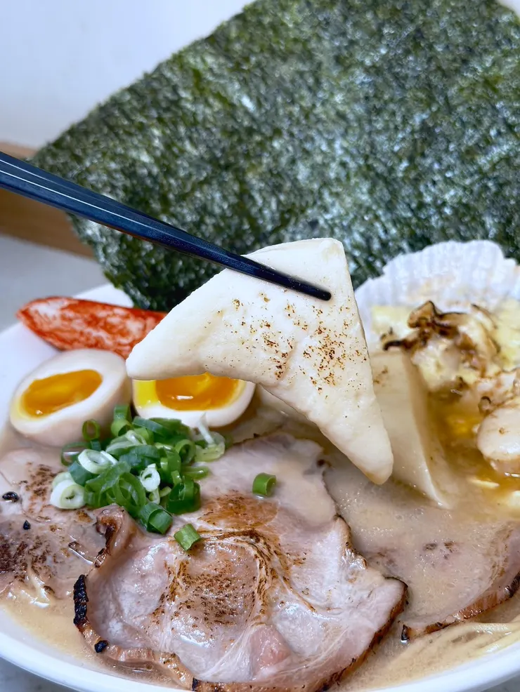 豐富的海味配料，讓這碗平價拉麵瞬間升級豪華海陸餐。