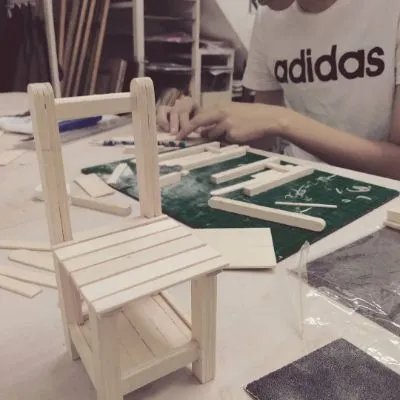 木桌椅教室的沙龍