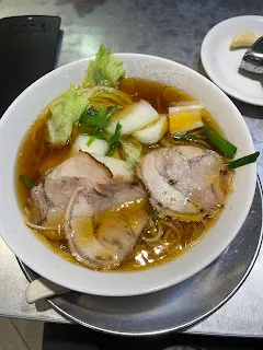 雖說現代人很少去翻閱紙本書了，但民宿裡仍擺著不少的書籍，大多是推理或是介紹台南景點的書，就是給那種出門在外的旅客殺時間或是轉換心情用的。這樣的書籍擺設，即使再過個十年，也毫無違和感，反而讓人停留在某段時光之中。書本就是有這樣的魔力，推理故事可以經過幾十年而仍有一看的價值，因為人們總是喜愛看故事的。尤其是在異地的空間裡，翻閱著平時不會去看的故事，更是難得會去做的事。