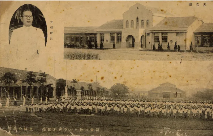 照片上方為行政主建築正身立面,左上為第十一任校長近騰勝一(任期1939.9.28-1940.2.28)。下方畫面為學童在操場做體操,操場前方有升旗臺和廣播台,老師站在前方帶領學童配合廣播做著「ラヂオ体操」 (收音機體操),收音機體操是日本自1928年(昭和3年)以後所推行的,操場右邊的建築為禮堂。 此照片出自1939年(昭和14年)員林公學校的畢業紀念冊。 (今員林國宅處)