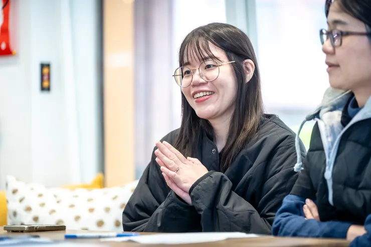 （圖說：新北居家主任王勤心(左)分享多樣化的創新服務，期盼讓照顧者獲得喘息。）