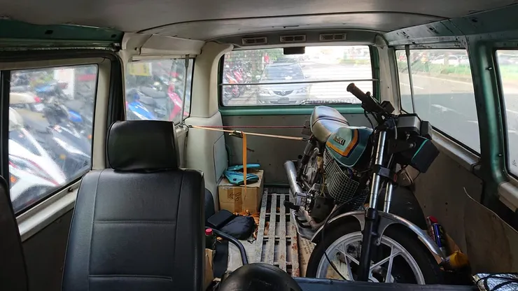 Volkswagen T4載運Suzuki TR-S 125