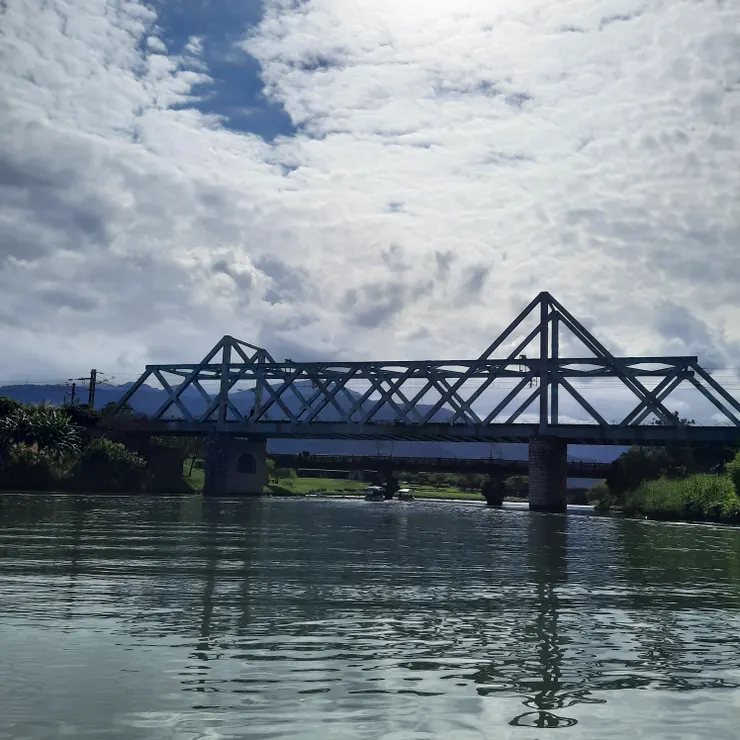 鐵道矗立在河面,有悠閒的感覺