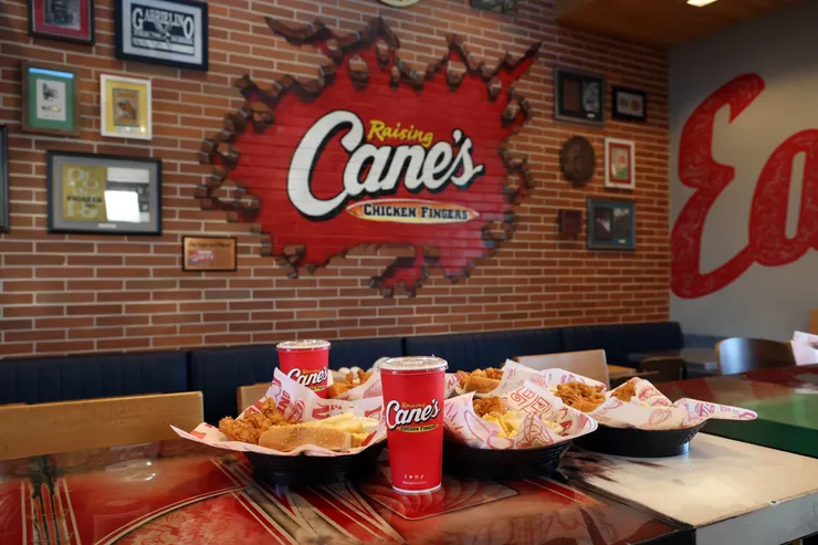Raising Cane's 以極簡菜單、drive‑thru 高效率與品質至上策略席捲美國速食市場