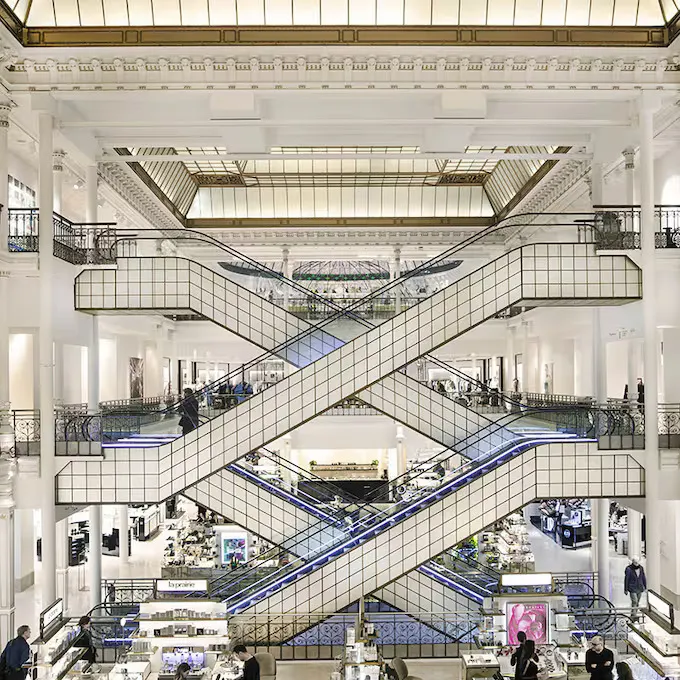 這座宏偉壯觀的手扶梯位於Bon Marché正中央的寬敞入口大廳，由建築師安德烈·普特曼設計。