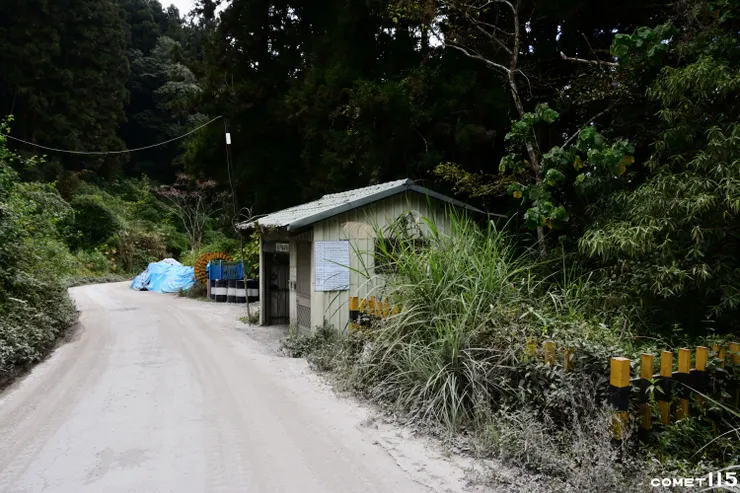 屏遮那車站站房，再往前就是隧道工地
