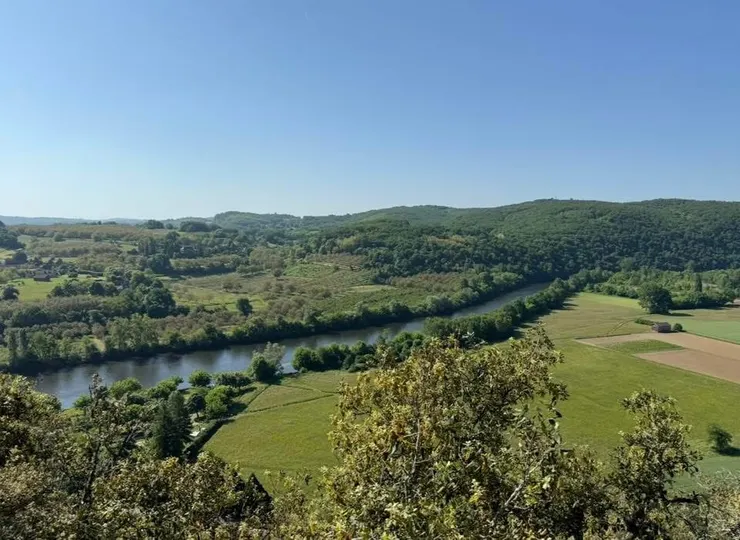 觀景台上，俯瞰動人的河谷