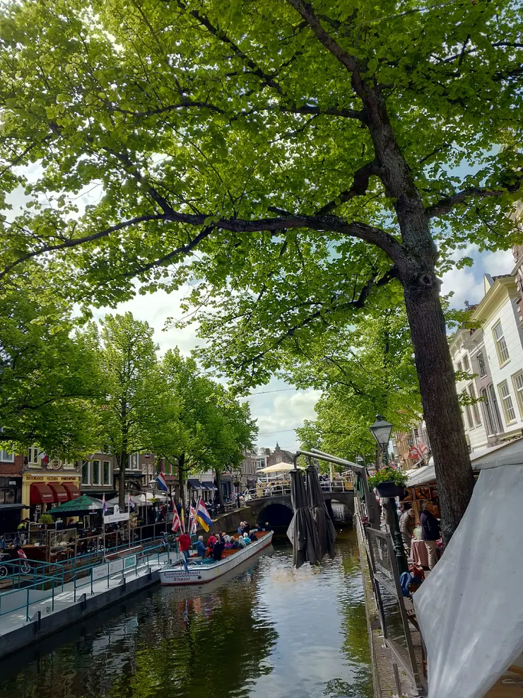 運河旁很多商家