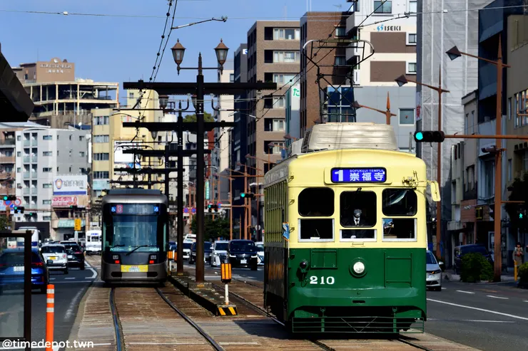 古樸的電車走在現代化的街道，形塑長崎獨特的生活風景