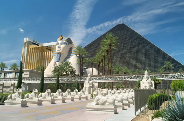 Luxor金字塔旅館（圖片來源：hotel.com）