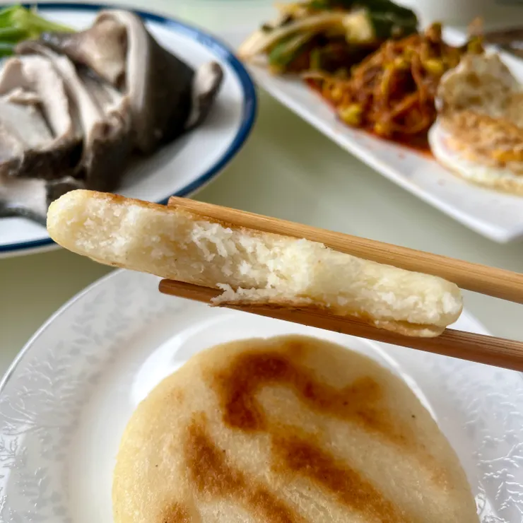 咬開就是這樣乾乾鬆鬆的，很單純的味道