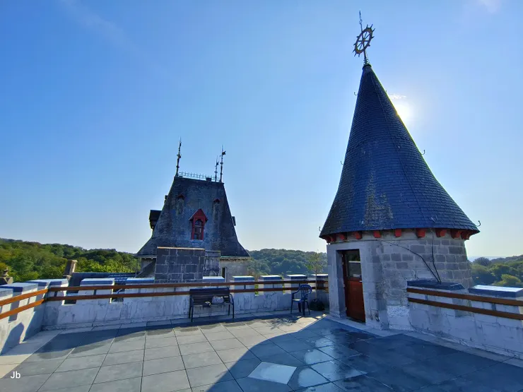 【世外桃源登螺旋爬梯從堡頂遠眺！蘭妲帶我們走「秘徑」登堡頂，是狹仄的螺旋爬梯。從這個尖塔出來！】