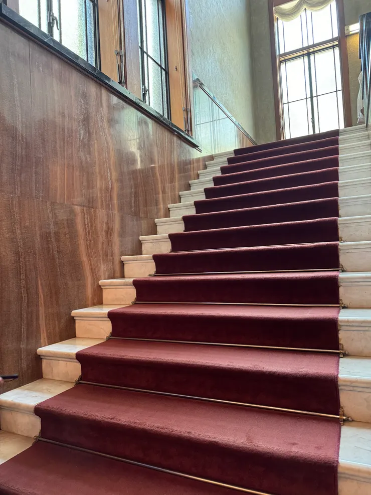 通往2樓起居空間的階梯