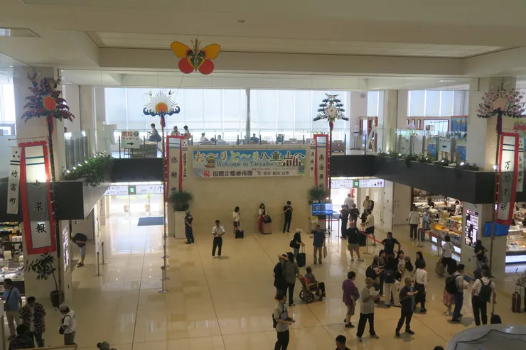 入境之後往右轉，就會看到機場的正門。再接著走下去就是國內機場了。