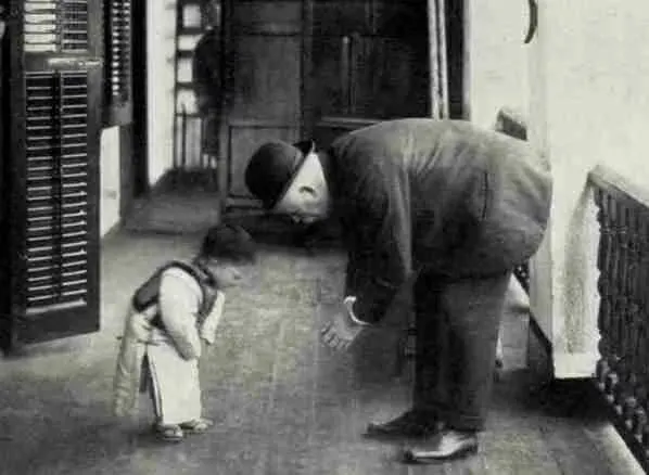 創辦廣濟醫院(即浙江大學醫學院附屬第二醫院) 英國醫學博士梅藤更，1881至1926年任院長。圖為梅醫師查房時，一位小患者彬彬有禮地向梅醫生鞠躬，深諳中國禮數的梅醫生也深深鞠躬回禮。