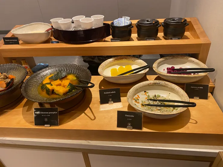 有山藥泥和各種小菜