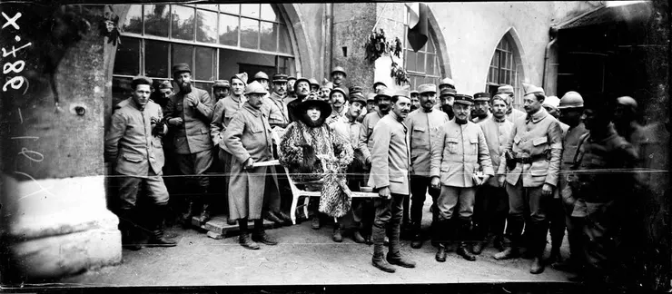 右腿因骨結核被截肢後，莎拉依然堅定表態支持前線士兵。當時她已 73 歲，乘坐轎子巡演探訪壕溝中的部隊。