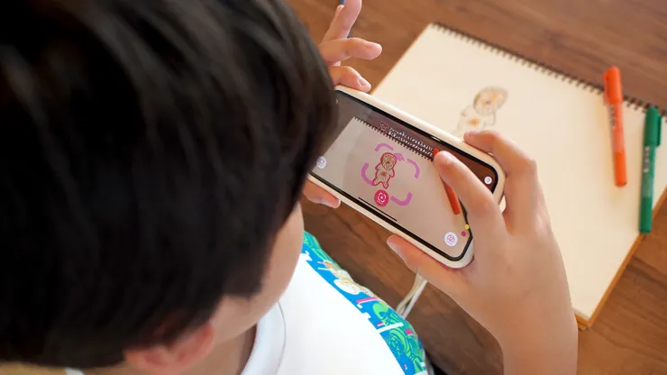 只要將螢幕中框線對準塗鴉，按下掃瞄鍵就能跑進你的手機裡，還能跟它們互動！