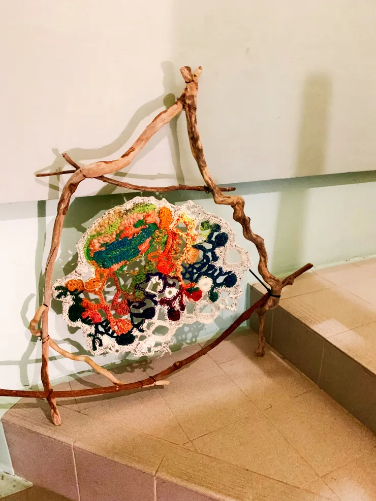 樓梯間變成布展空間，把近期嘗試的手作品擺上去，每天經過心情也會變得美麗。走上樓梯雖然辛苦，但這些佈置會轉移疲憊，反而變成要準備上樓休息前的心情轉換空間