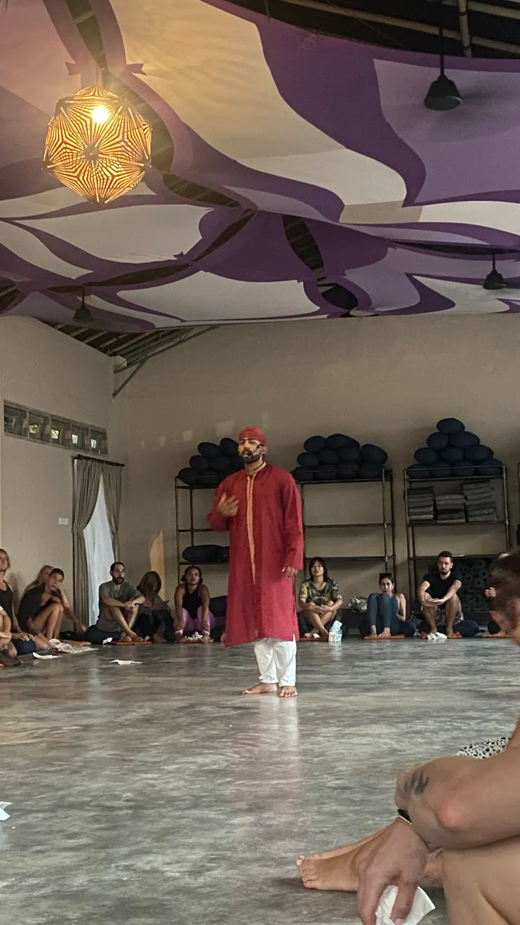 (手機放大拍照有點模糊 哈)這堂ACTIVE CONSCIOUSNESS MEDITATION的老師