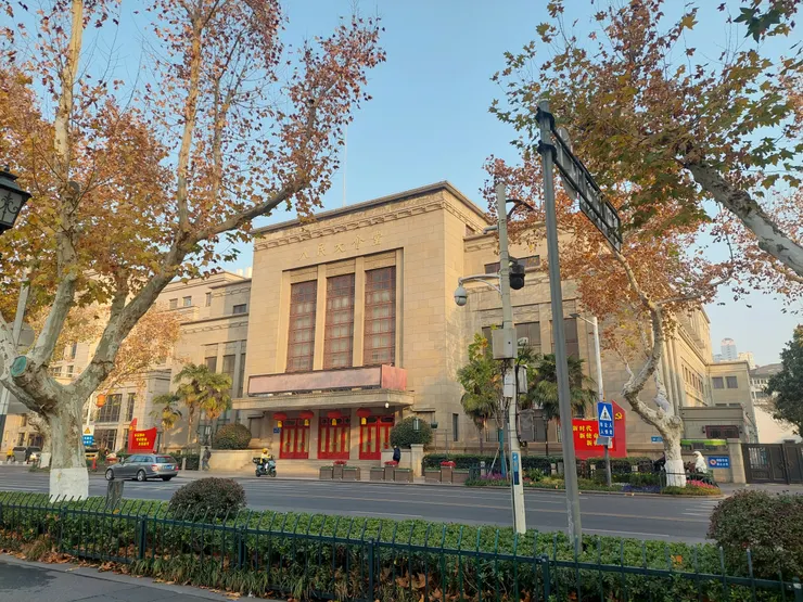 原為南京國民大會堂，現改為南京人民大會堂。