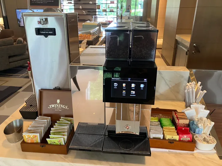 咖啡機及唐寧茶隨侍在側