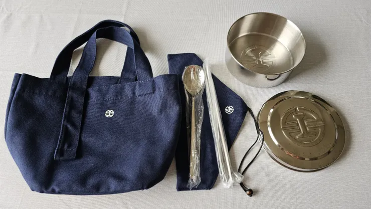 買便當還送便當袋和餐具!