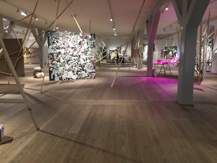 典禮開始。 所有人都在笑，沒有例外。