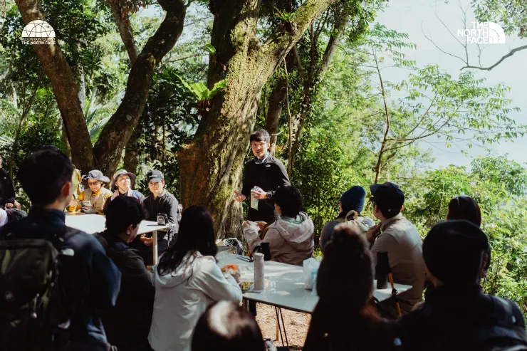 分享無痕山林與登山安全，感謝左左神速出圖！ 我手上是午餐的垃圾，用來示範如何壓縮保存好好帶下山。