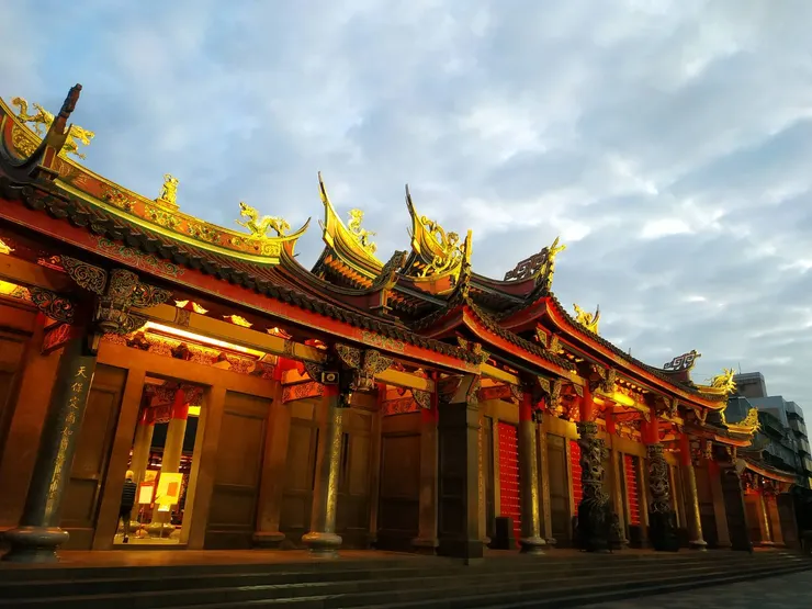 淩晨中的台北行天宮(借用團友金山兄的照片)