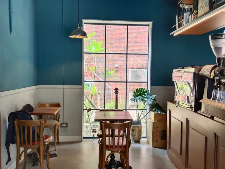 走進了"小水滴咖啡"，像是踏入美味魔法之地