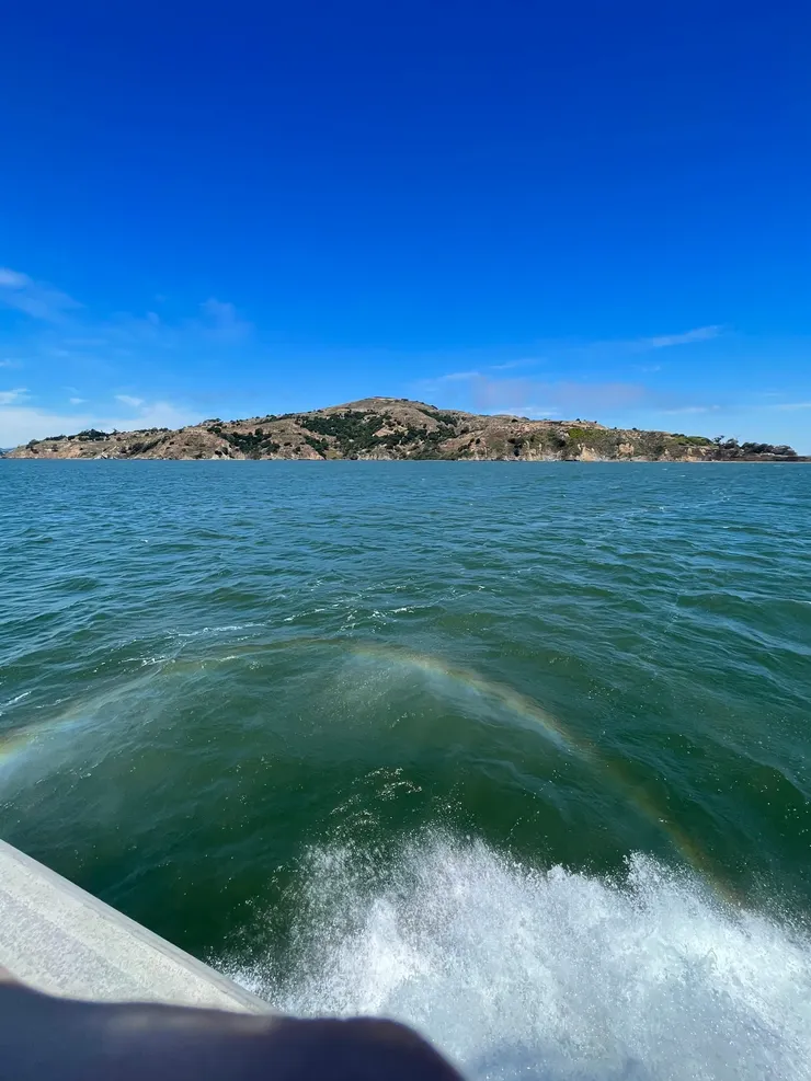 濺起的水花出現小彩虹