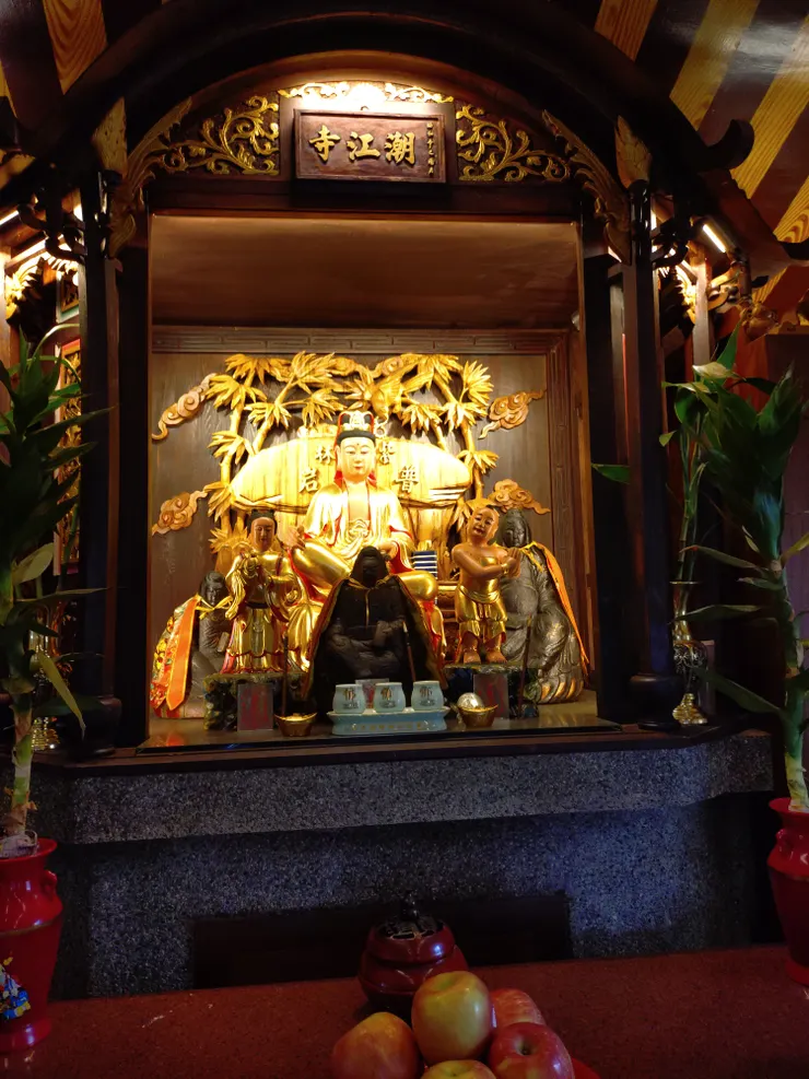 二樓觀音普薩(中間前排為原始石雕佛像)