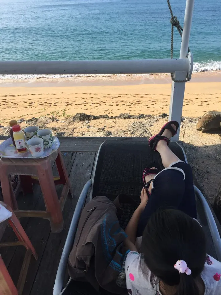 在望安，女孩就著海景輕鬆享受早餐