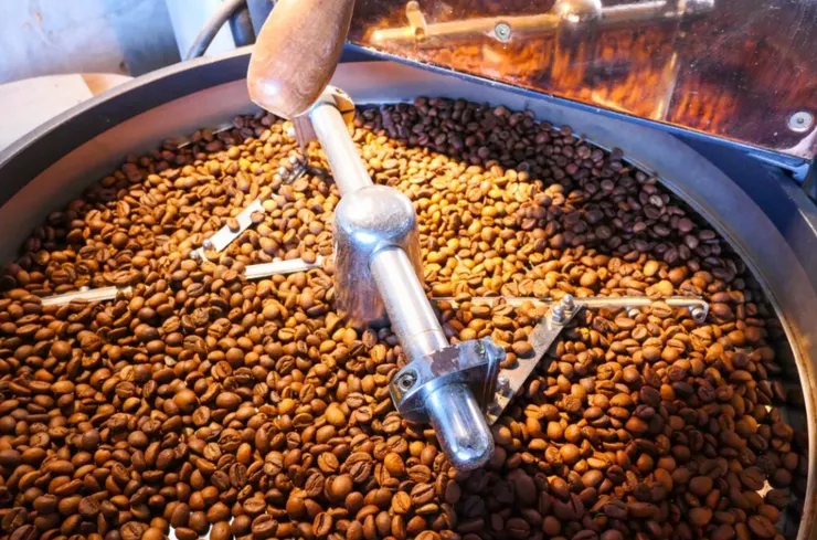 請選擇新鮮烘焙的咖啡豆，並在沖煮前一刻才研磨。粗細度大約維持在「粗砂糖」的質感，這對手沖咖啡較好。圖/123RF圖庫