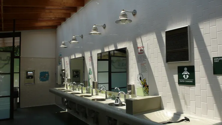 圖片來源：網路。〈香港濕地公園公廁〉