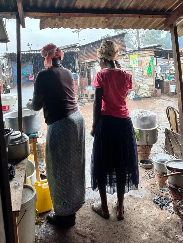 因為下雨,躲進賣牛肉湯及魚湯的小吃攤。不過,我們只坐在店裡,聽Irene解說如何製作這些餐點。