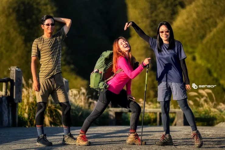 明明說好要歡樂，為何只有中間那一位不顧形象認真在歡樂，左右那二位是在認真拍什麼照啦？！