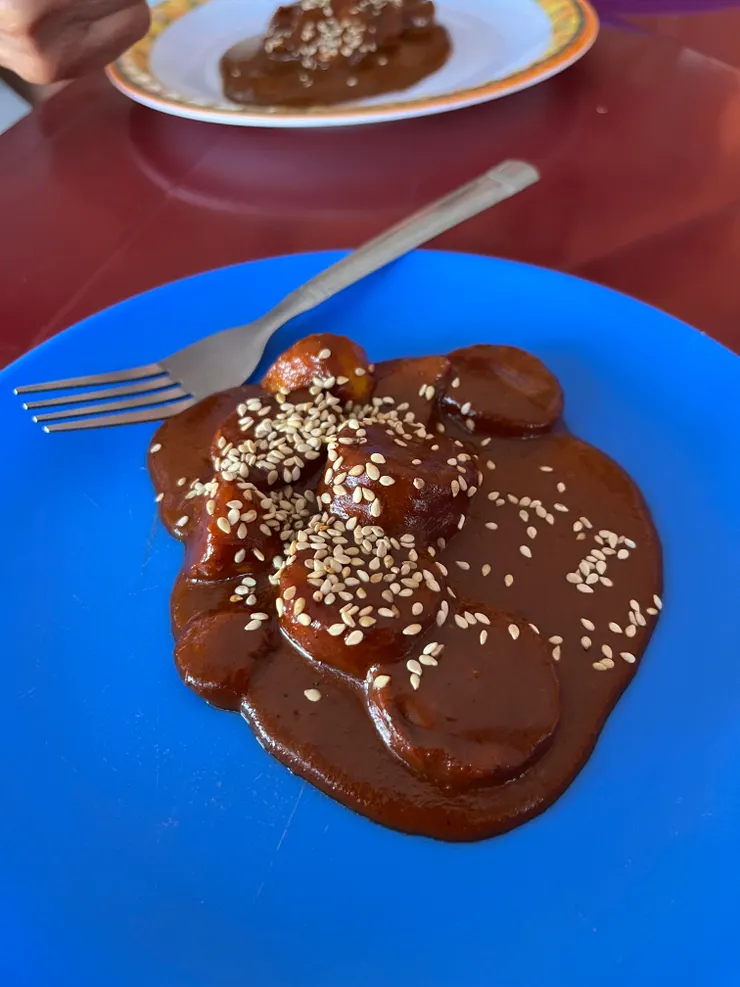 學做Mole，帶有一點辣味的巧克力醬沾香蕉