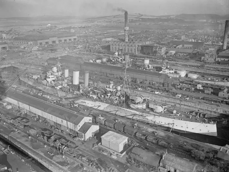 1943年，利物浦（後）與伯威克（前）一起停泊在羅塞斯的乾船塢中